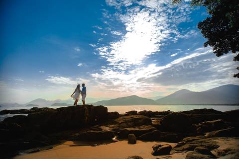 Ensaio de Pré Casamento feito em Ubatuba SP por Mario Nakase com os noivos Rita e Luidi no período de COVID 19'