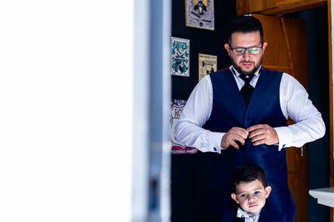 Foto por Mario Nakase, Casamento de Rita e Luidi, Casarão La Villa, Mogi das Cruzes, COVID 19, adienaocancele, making of do Noivo'