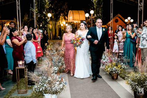 Casamento no Ravena Garden em Mairiporã com a noiva e noivo em grande estilo. Fotografado pelo fotógrafo Mario Nakase'