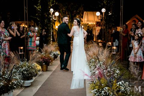 Casamento no Ravena Garden em Mairiporã com a noiva e noivo em grande estilo. Fotografado pelo fotógrafo Mario Nakase'