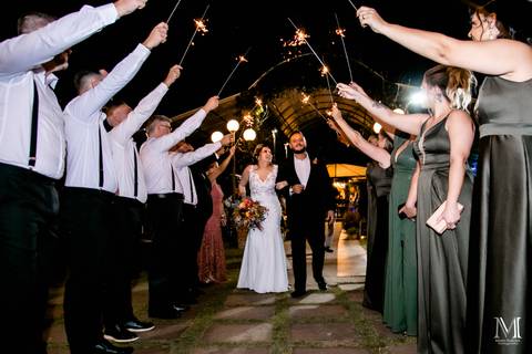 Casamento no Ravena Garden em Mairiporã com a noiva e noivo em grande estilo. Fotografado pelo fotógrafo Mario Nakase'