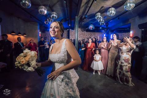 NOIVA JOGANDO BUQUE '