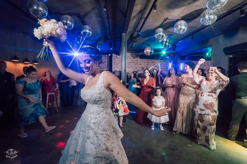 NOIVA JOGANDO BUQUE '