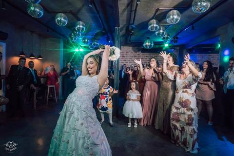 NOIVA JOGANDO BUQUE '