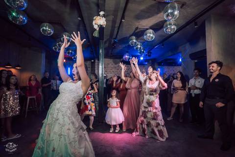 NOIVA JOGANDO BUQUE '