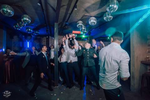 NOIVO JOGANDO VODKA'