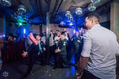 NOIVO JOGANDO VODKA'