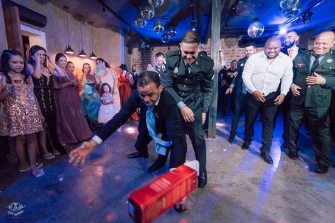 NOIVO JOGANDO VODKA'