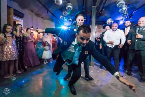 NOIVO JOGANDO VODKA'