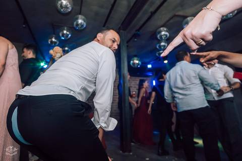 NOIVO JOGANDO VODKA'