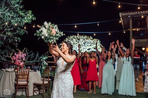 NOIVA JOGANDO BUQUE '