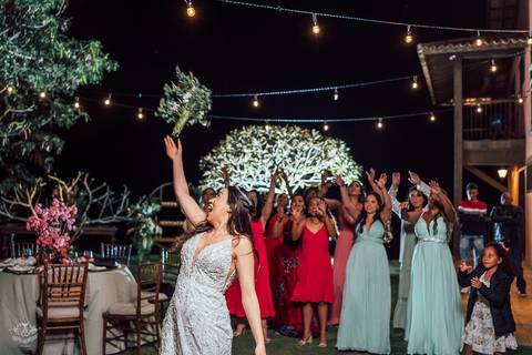 NOIVA JOGANDO BUQUE '