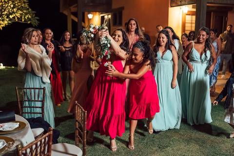 NOIVA JOGANDO BUQUE '