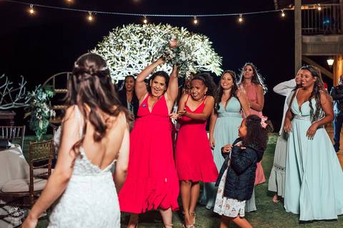 NOIVA JOGANDO BUQUE '