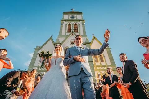SAIDA NOIVOS CASAMENTO CHUVA DE ARROZ'