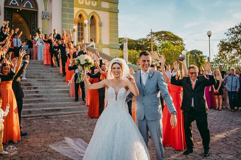 SAIDA NOIVOS CASAMENTO CHUVA DE ARROZ'