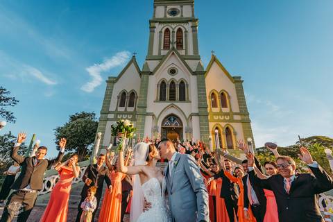 SAIDA NOIVOS CASAMENTO CHUVA DE ARROZ'