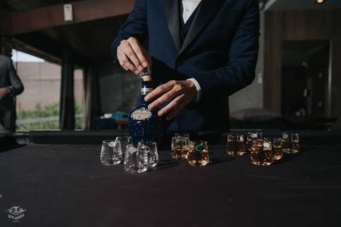 fotos making of noivo com whiskey  casamento liac eventos'