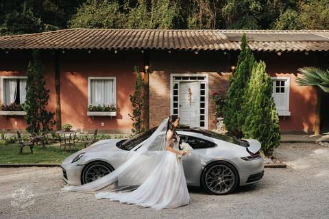 FOTOS MAKING OF NOIVA  CARRO PORCHE ESPACO SANCTUARIUM BETIM MG'