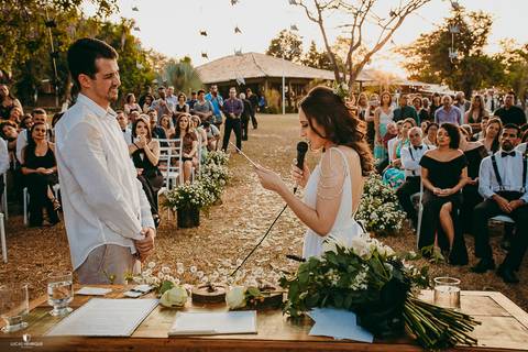 NOIVA LENDO OS VOTOS EMOCIONANTE PARA O NOIVO'