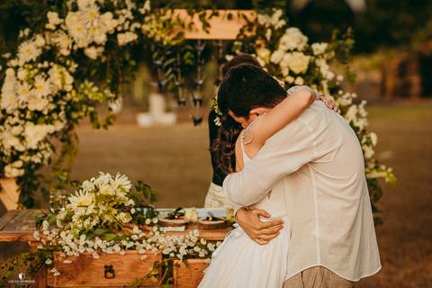 BEIJO DOS NOIVOS NO CASAMENTO'