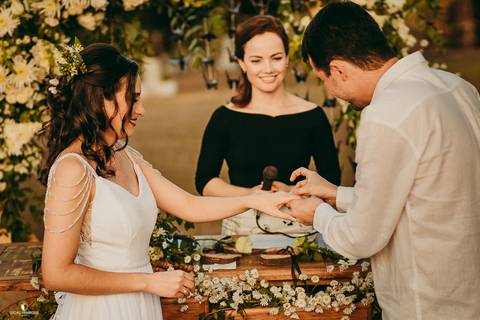 NOIVO COLOCANDO AS ALIANÇAS'