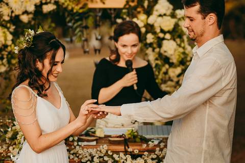 NOIVA COLOCANDO AS ALIANÇAS'