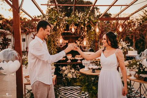 NOIVOS VIRANDO UMA DOSE DE PINGA NO CASAMENTO'