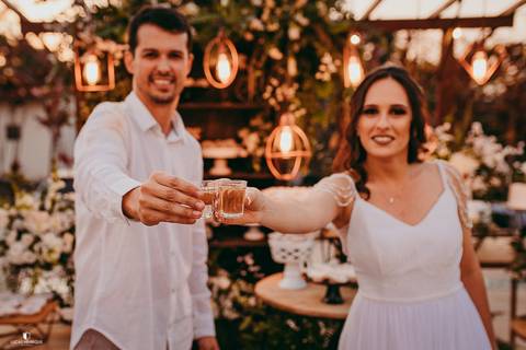 NOIVOS VIRANDO UMA DOSE DE PINGA NO CASAMENTO'