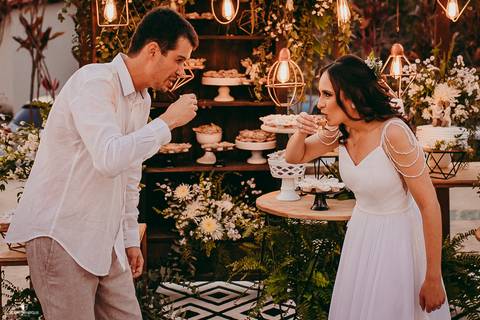 NOIVOS VIRANDO UMA DOSE DE PINGA NO CASAMENTO'