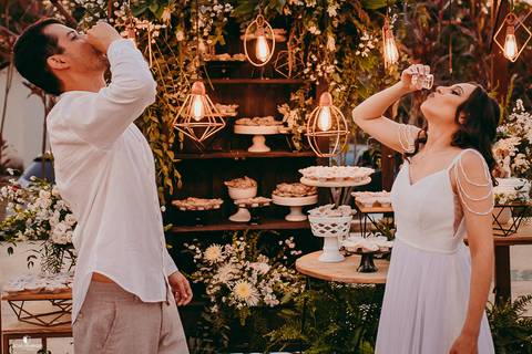 NOIVOS VIRANDO UMA DOSE DE PINGA NO CASAMENTO'