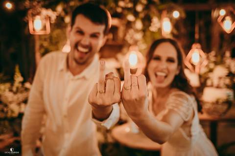 FOTO DOS NOIVOS MOSTRANDO AS ALIANÇAS'