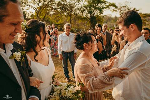 NOIVO RECEBENDO A NOIVA NO CASAMENTO EMOCIONADO'