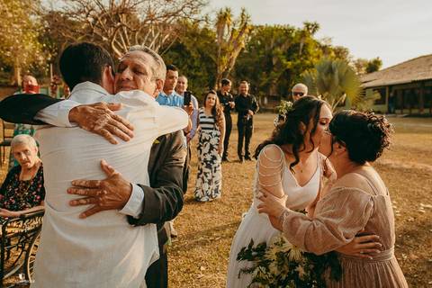 NOIVO RECEBENDO A NOIVA NO CASAMENTO EMOCIONADO'