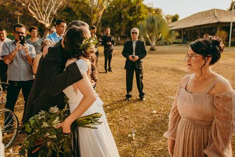 NOIVO RECEBENDO A NOIVA NO CASAMENTO EMOCIONADO'