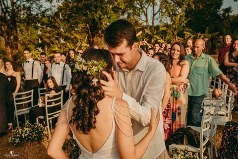 NOIVO RECEBENDO A NOIVA NO CASAMENTO EMOCIONADO'