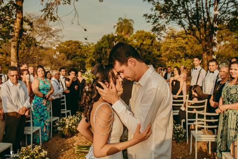 NOIVO RECEBENDO A NOIVA NO CASAMENTO EMOCIONANTE'
