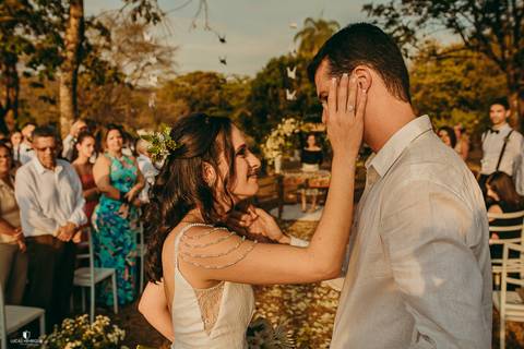 NOIVO RECEBENDO A NOIVA NO CASAMENTO EMOCIONANTE'
