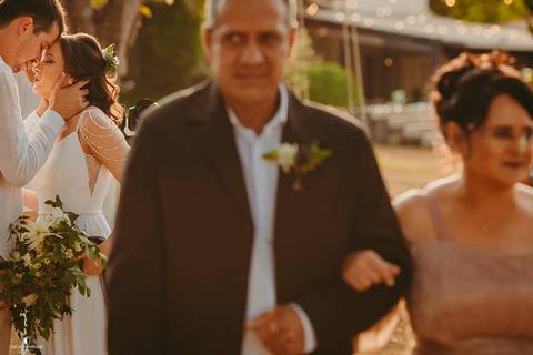NOIVO RECEBENDO A NOIVA NO CASAMENTO EMOCIONANTE'