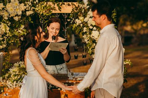 NOIVOS DE MÃOS DADAS NO CASAMENTO DE DIA'