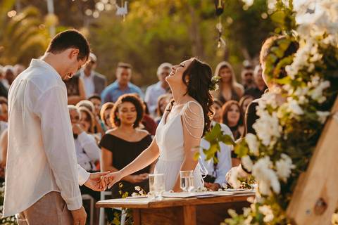 NOIVA SORRINDO NA CERIMONIA DO CASAMENTO'