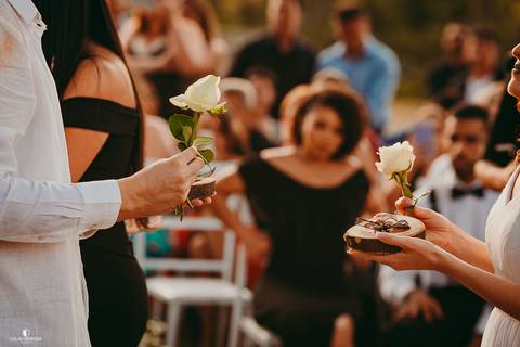 NOIVOS RECEBENDO ROSAS COM AS ALIANÇAS'