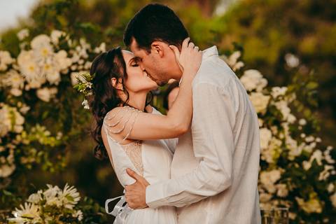 AGORA PODE BEIJAR A NOIVA'