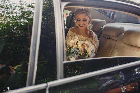 FOTOS DA NOIVA EMOCIONADA NO CARRO PARA O CASAMENTO'