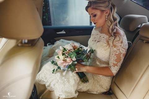 FOTOS DA NOIVA NO CARRO PARA O CASAMENTO'