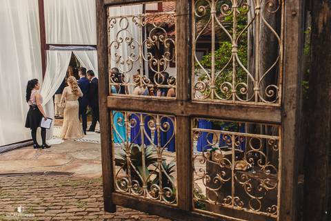 FOTOS DO NOIVO SE PREPARANDO PARA A ENTRADA DO CASAMENTO'