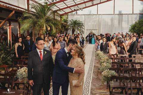 NOIVO BEIJANDO MAE NA ENTRADA DO CASAMENTO'