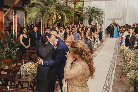 NOIVO CHORANDO AO ABRAÇAR O PAI NO SEU CASAMENTO'