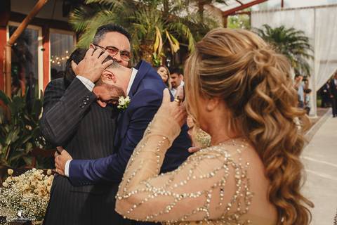 NOIVO CHORANDO AO ABRAÇAR O PAI NO SEU CASAMENTO'