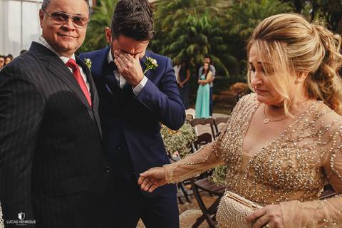 NOIVO CHORANDO COM OS PAIS NO SEU CASAMENTO'